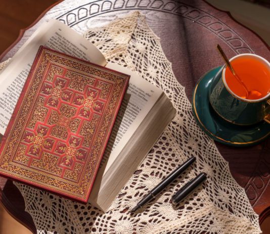 Explore the Archives of Shakespeare’s Library with Our War of the Roses Design!